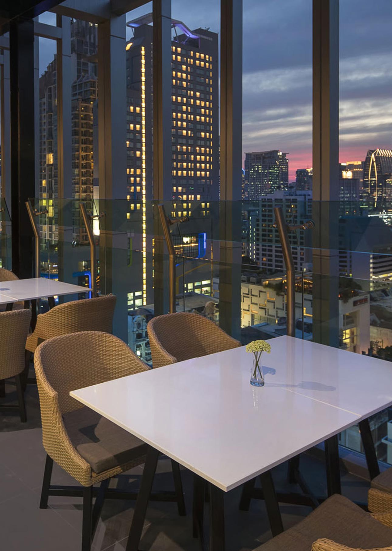 CLUB SKY<br>LOUNGE